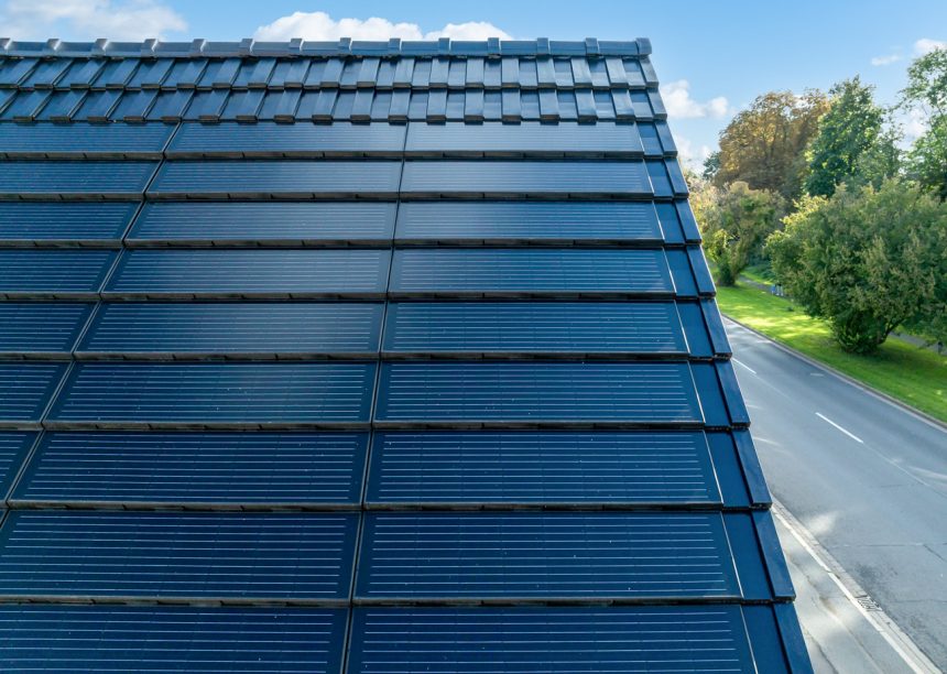Gerenoveerde eengezinswoning met Moderne dakpan J160 en J160-PV Geïntegreerde Solarmodule, de krachtige PV-oplossing, op het zadeldak.