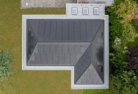 Een inspirerend voorbeeld van hoe een dakrenovatie een pand een compleet nieuwe uitstraling geeft – hier met een hoogwaardige, geïntegreerde PV-installatie als indak-oplossing.