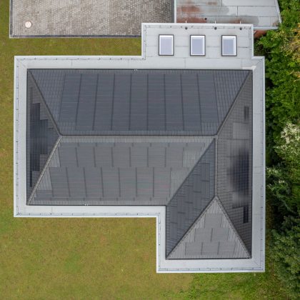 Een inspirerend voorbeeld van hoe een dakrenovatie een pand een compleet nieuwe uitstraling geeft – hier met een hoogwaardige, geïntegreerde PV-installatie als indak-oplossing.