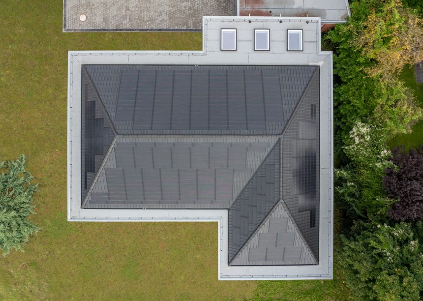 Een inspirerend voorbeeld van hoe een dakrenovatie een pand een compleet nieuwe uitstraling geeft – hier met een hoogwaardige, geïntegreerde PV-installatie als indak-oplossing.