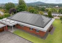 Perfect gerenoveerde bungalow met J160-PV solarmodules en moderne dakpan J160, hier in het totaaloverzicht.