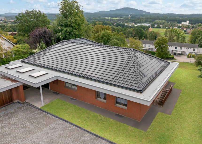 Perfect gerenoveerde bungalow met J160-PV solarmodules en moderne dakpan J160, hier in het totaaloverzicht.