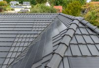 Perfect gerenoveerde bungalow met J160-PV solarmodules en moderne dakpan J160, hier het oppervlak in de focus.