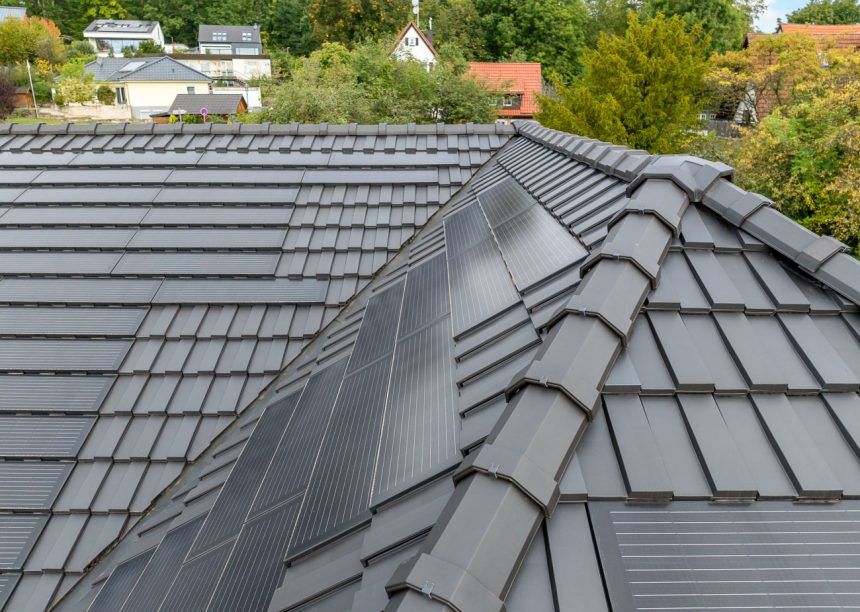 Perfect gerenoveerde bungalow met J160-PV solarmodules en moderne dakpan J160, hier het oppervlak in de focus.