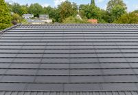 Perfect gerenoveerde bungalow met J160-PV solarmodules en moderne dakpan J160, hier het oppervlak in de focus.