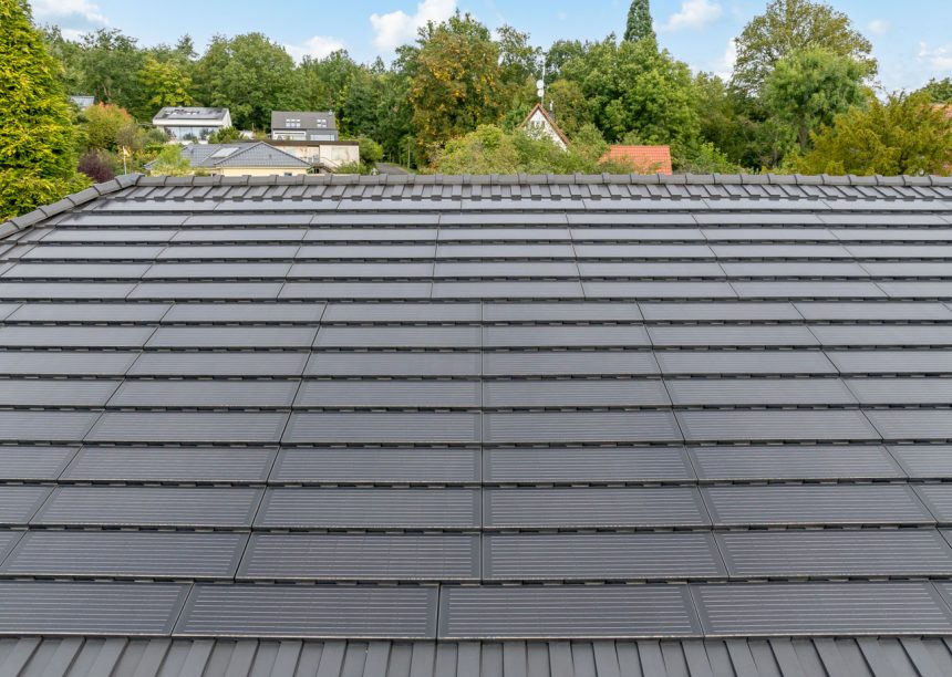 Perfect gerenoveerde bungalow met J160-PV solarmodules en moderne dakpan J160, hier het oppervlak in de focus.