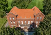 Historische landvilla met dakpan Z5, holle pan, in natuurrood in totaalbeeld schuin van boven.