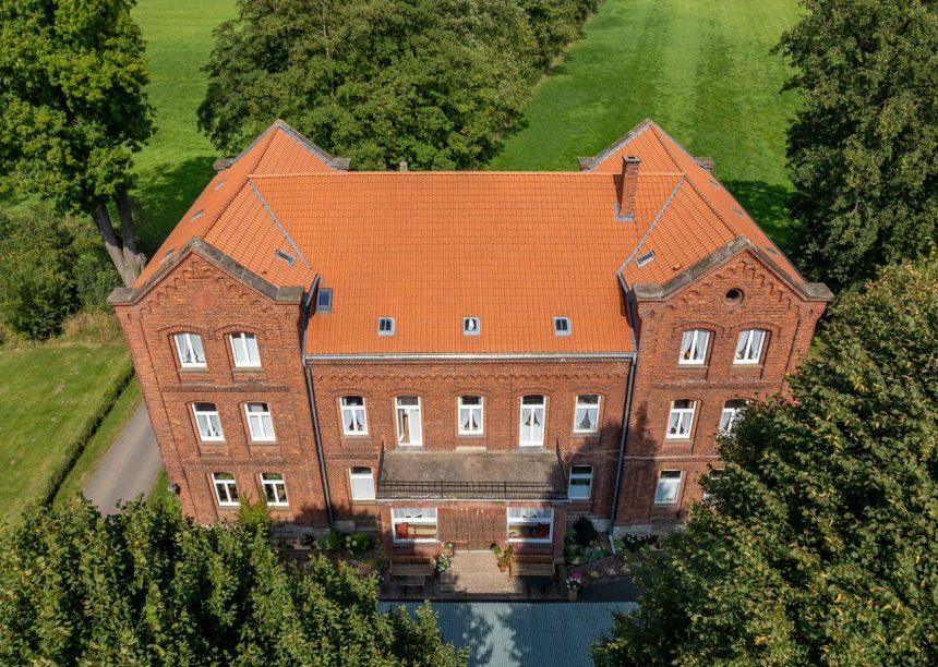 Historische landvilla met dakpan Z5, holle pan, in natuurrood in totaalbeeld schuin van boven.