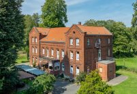 Historische landvilla met dakpan Z5, holle pan, in natuurrood in totaalbeeld.