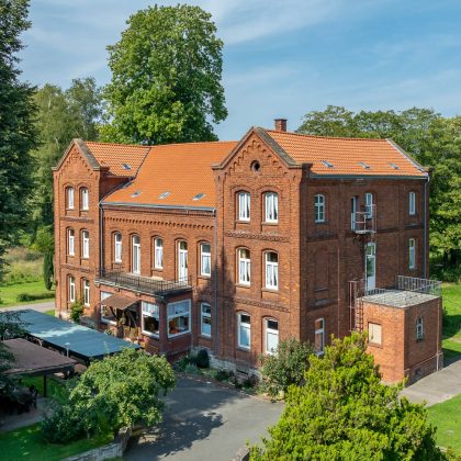 Historische landvilla met dakpan Z5, holle pan, in natuurrood in totaalbeeld.