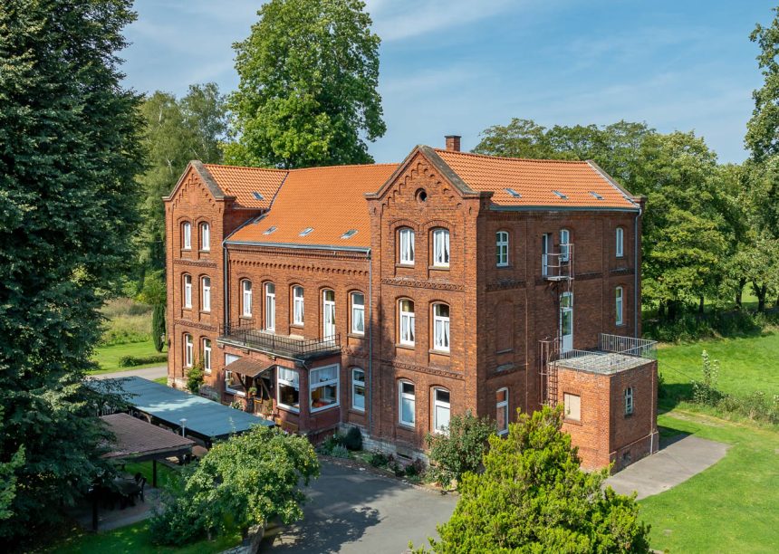 Historische landvilla met dakpan Z5, holle pan, in natuurrood in totaalbeeld.