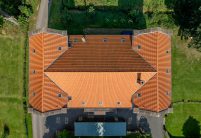 Historische landvilla met dakpan Z5, holle pan, in natuurrood vanuit vogelperspectief.