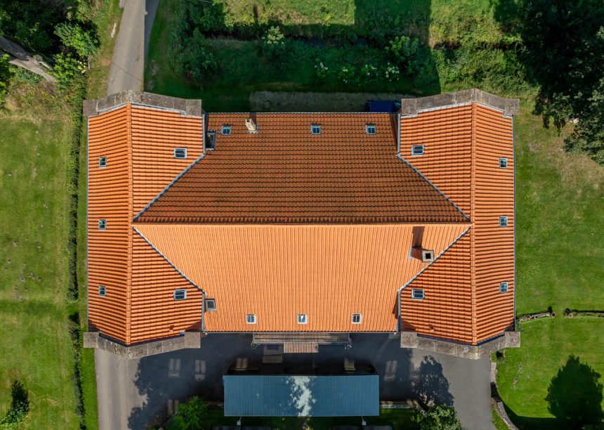 Historische landvilla met dakpan Z5, holle pan, in natuurrood vanuit vogelperspectief.