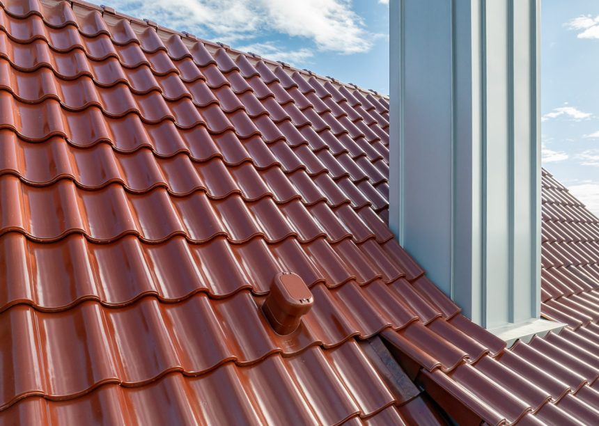 Gerenoveerde eengezinswoning met zadeldak en dakpan Z5 in de bijzondere rode tint edelkoper met focus op de dakdoorvoer
