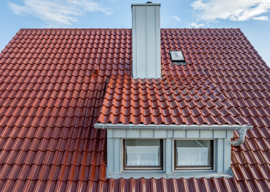 Gerenoveerde eengezinswoning met zadeldak en dakpan Z5 in de bijzondere rode tint edelkoper met focus op de sleepdakdakkapel.