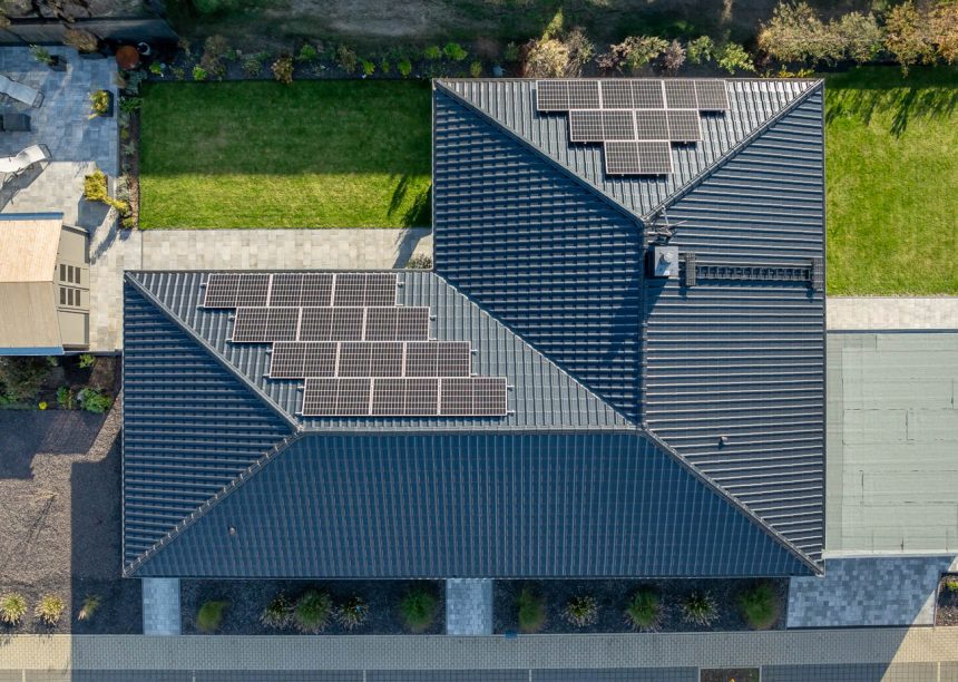 Vanuit vogelperspectief: dakpanmodel J11v in spacegrijs op een bungalow.