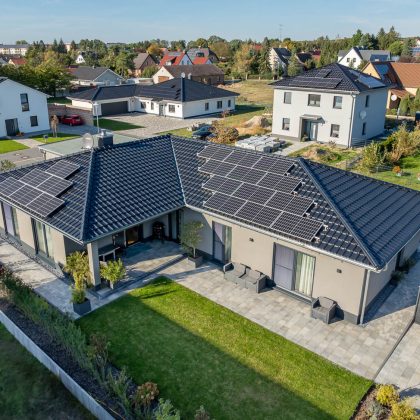 Dakpanmodel J11v in spacegrijs op een bungalow.