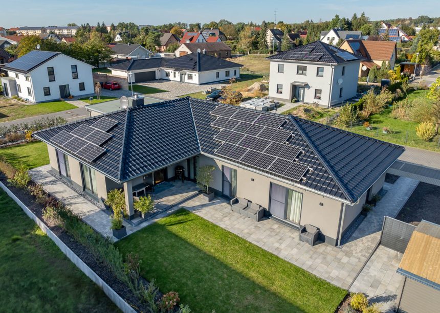 Dakpanmodel J11v in spacegrijs op een bungalow.