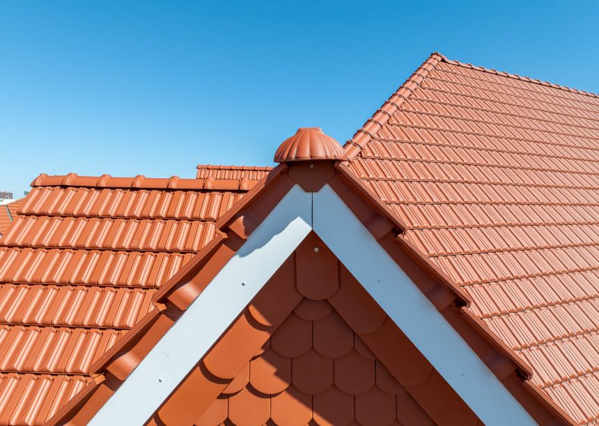 Appartementengebouw met de keramische dakpan Tradition van Jacobi in roodbruin, met de imposante kilkeperbeginvorst in schelpvorm als blikvanger.
