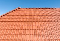 Appartementengebouw met de keramische dakpan Tradition van Jacobi in roodbruin, met een fraai dakbeeld dankzij de plaatsing in recht verband.