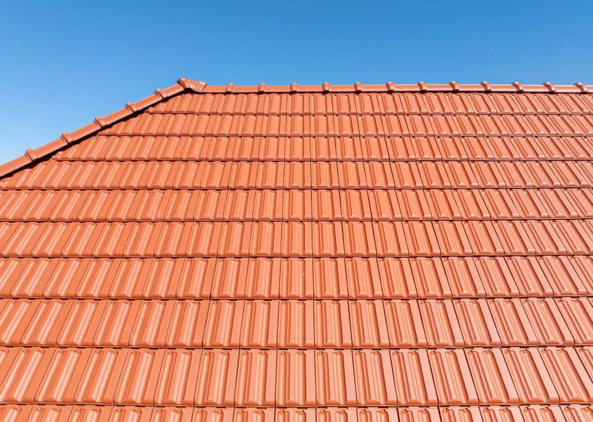 Appartementengebouw met de keramische dakpan Tradition van Jacobi in roodbruin, met een fraai dakbeeld dankzij de plaatsing in recht verband.