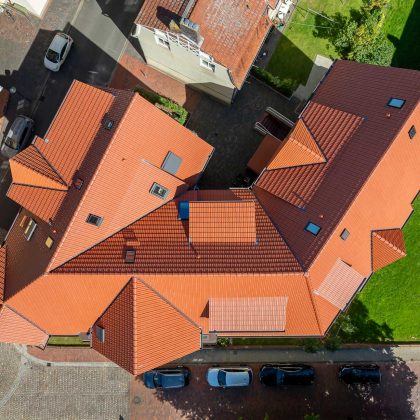 Appartementengebouw met de keramische dakpan Tradition van Jacobi in roodbruin, gefotografeerd vanuit vogelperspectief.