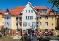 Appartementengebouw met de keramische dakpan Tradition van Jacobi in roodbruin. Op deze foto staat het complete gebouw centraal.