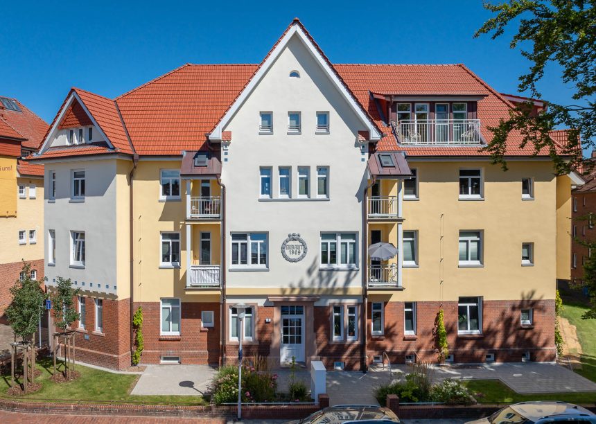 Appartementengebouw met de keramische dakpan Tradition van Jacobi in roodbruin. Op deze foto staat het complete gebouw centraal.