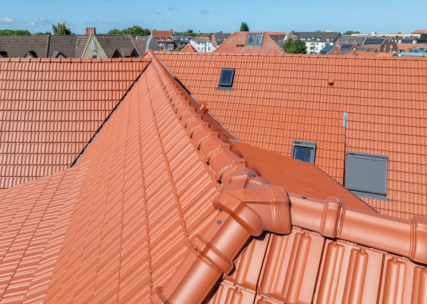Appartementengebouw met de keramische dakpan Tradition van Jacobi in roodbruin. Op deze foto staat de hoekkeperspits met de Tradition-nokvorsten centraal.