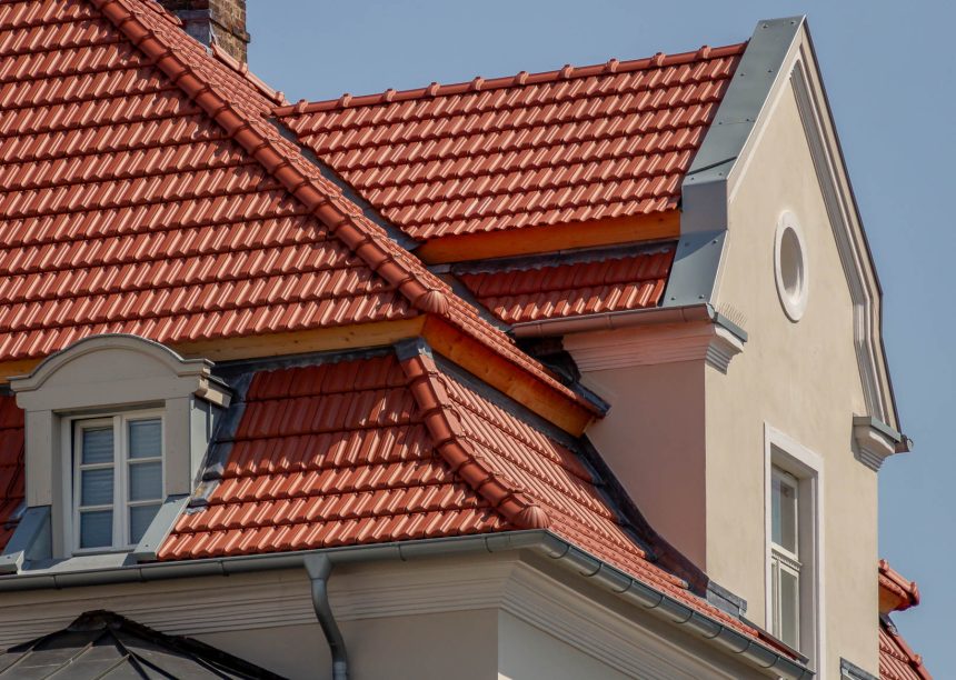 De dakpan Tradition in roodbruin op een appartementencomplex midden in de stad – de keramische dakpan van Jacobi met het karakteristieke dubbelholle profiel. Hier uitgevoerd in roodbruin.