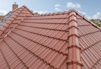 Gerenoveerde eengezinswoning als Jacobi-referentie met de dubbele holle dakpan Tradition in Edelmarone, met details van de hoekkeper en de walmkap uit het keramische toebehoren.