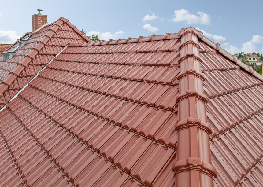 Gerenoveerde eengezinswoning als Jacobi-referentie met de dubbele holle dakpan Tradition in Edelmarone, met details van de hoekkeper en de walmkap uit het keramische toebehoren.