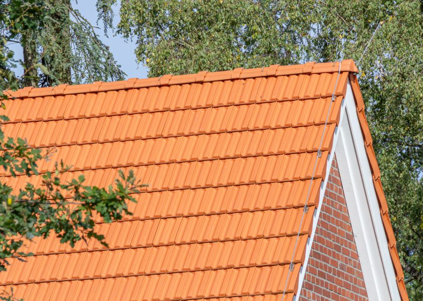 Geveltop van een jeugdcentrum met de keramische Dubbele Holle Dakpan Z2 in natuurrood. Op de foto staan de beginvorst en de linker- en rechtergevelpannen centraal.