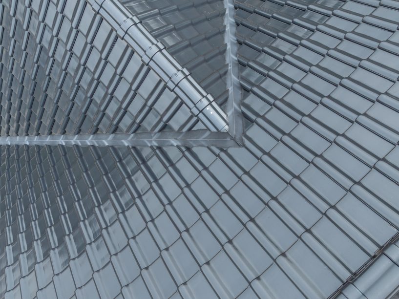 Inspirerende referentie voor bouwers en ontwerpers met J11v in spacegrijs op een zadeldak, gefotografeerd vanuit vogelperspectief met aandacht voor de dakpandetails