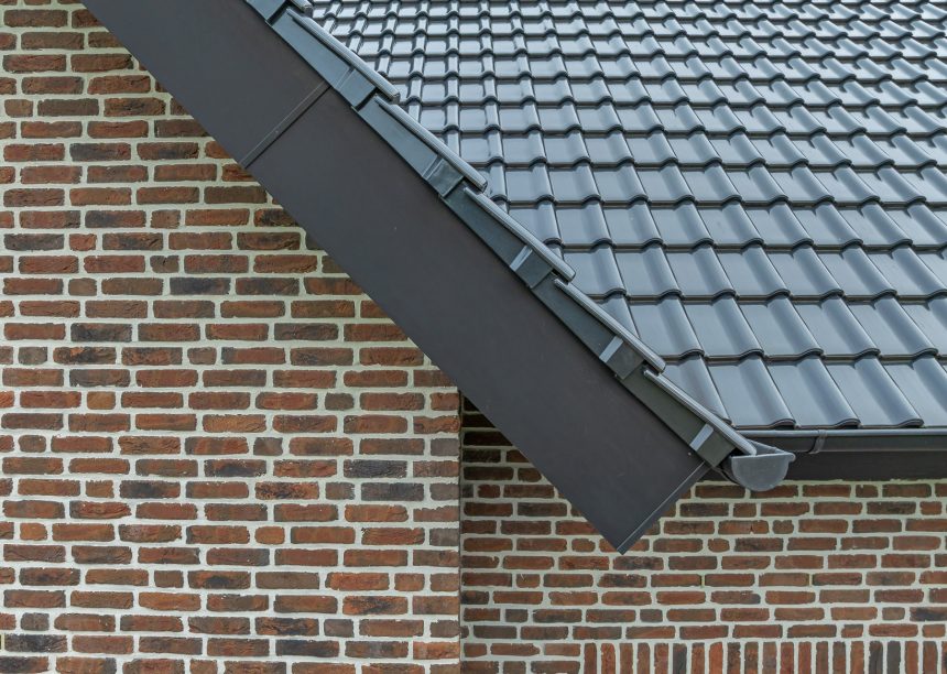 Inspirerende referentie voor bouwers en ontwerpers met J11v in spacegrijs op een zadeldak, met focus op de zijafwerking van het dak bij de gevelrand.