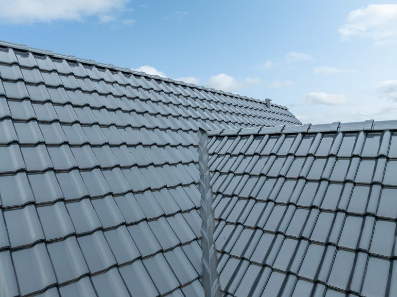Inspirerende referentie voor bouwers en ontwerpers met J11v in spacegrijs op een zadeldak, met focus op de dakkeel bij de dakkapel.