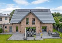 Referentie ter inspiratie voor bouwers en ontwerpers met J11v in spacegrijs op een zadeldak.