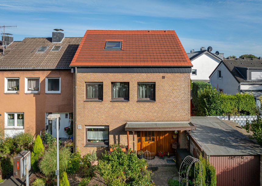 PV-oplossing met zonnepannen in roodbruin – volledig gefotografeerd met zicht op de tuin.