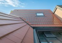 PV-oplossing met zonnepannen in roodbruin – dakkeel met dakvlak uitgevoerd in Stylist-dakpannen en Stylist-PV-zonnepannen.