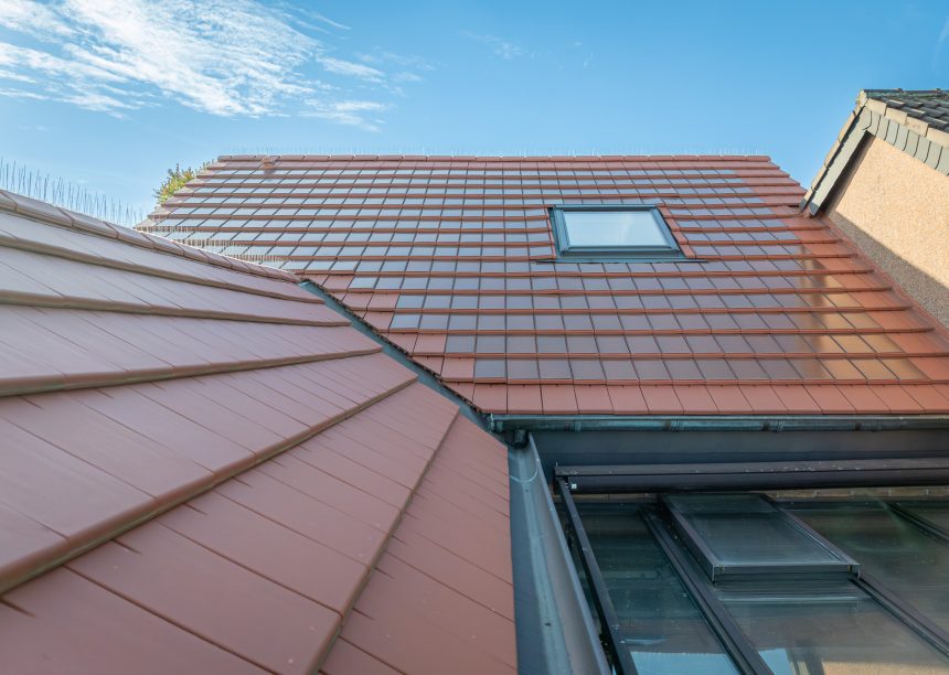 PV-oplossing met zonnepannen in roodbruin – dakkeel met dakvlak uitgevoerd in Stylist-dakpannen en Stylist-PV-zonnepannen.