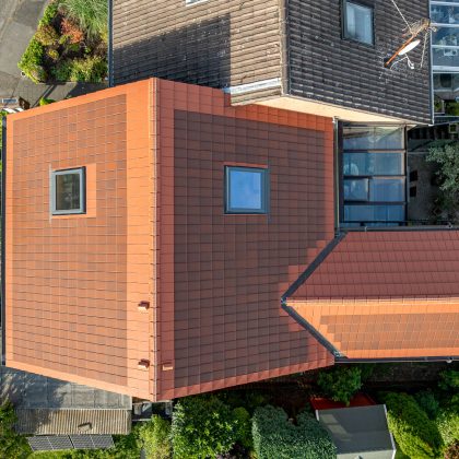 PV-oplossing met zonnepannen in roodbruin, vanuit vogelperspectief – twee-onder-een-kapwoning / rijwoning