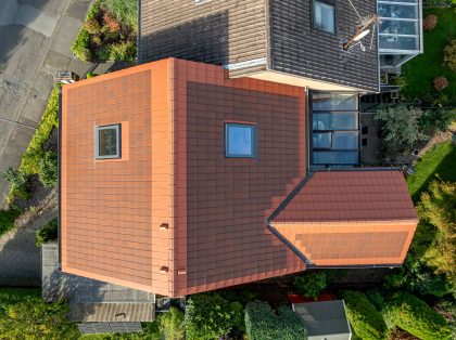 PV-oplossing met zonnepannen in roodbruin, vanuit vogelperspectief – twee-onder-een-kapwoning / rijwoning