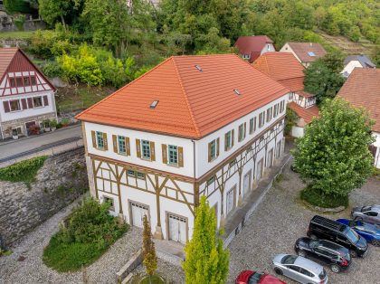 Tradition in natuurrood op een door Zipperlein Holzbau gerenoveerd vakwerkhuis, gefotografeerd vanuit een drone in totaaloverzicht