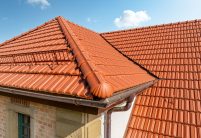 Tradition in natuurrood op een door Zipperlein Holzbau gerenoveerd vakwerkhuis. Hier staat de 3-assige walmkap bij de noklijn Tradition uit het keramische toebehoren centraal.