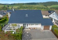 Inspiratie voor de renovatie van een vrijstaande woning met zadeldak, uitgevoerd met dakpan J11v in spacegrijs.