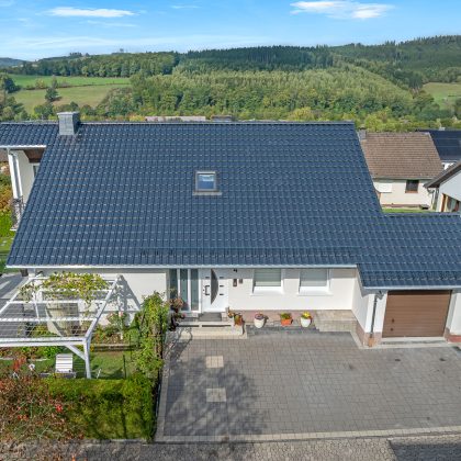 Inspiratie voor de renovatie van een vrijstaande woning met zadeldak, uitgevoerd met dakpan J11v in spacegrijs.