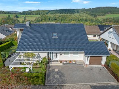 Inspiratie voor de renovatie van een vrijstaande woning met zadeldak, uitgevoerd met dakpan J11v in spacegrijs.
