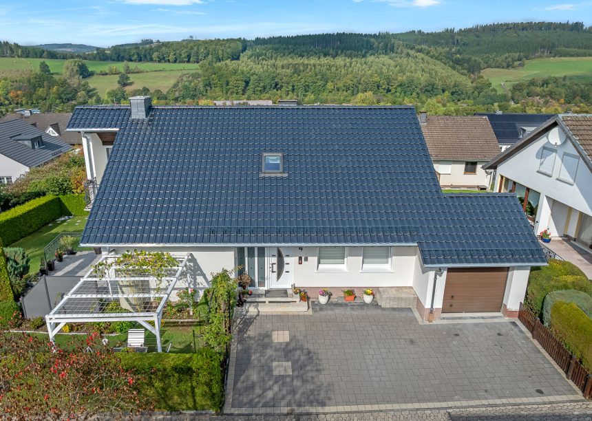 Inspiratie voor de renovatie van een vrijstaande woning met zadeldak, uitgevoerd met dakpan J11v in spacegrijs.